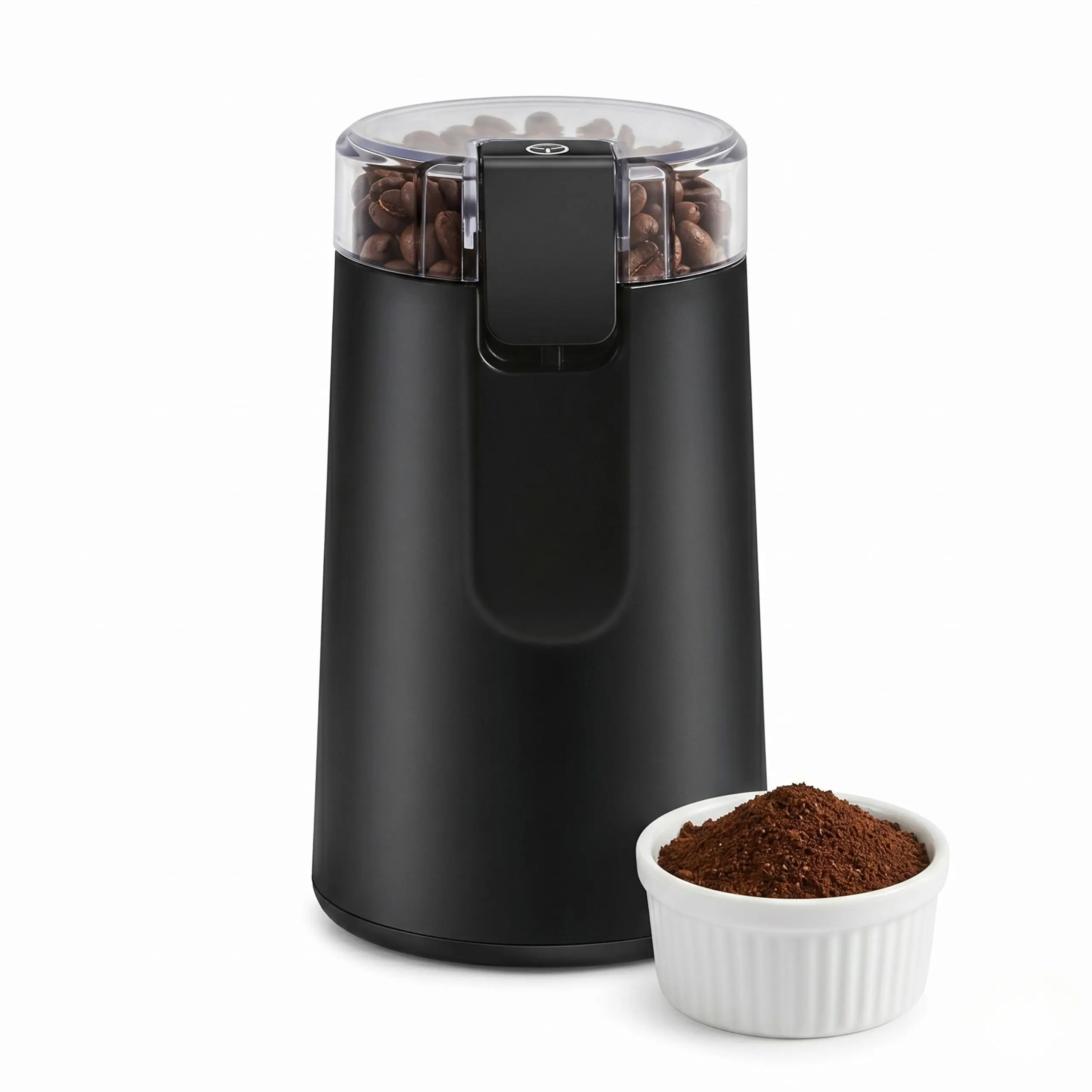 Molinillo de café eléctrico de 100W con acabado negro mate y un bowl de café recién molido con textura fina.