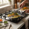 Verduras asadas en sartén grill antiadherente sobre cocina de gas, ideal para una alimentación saludable con poco aceite.