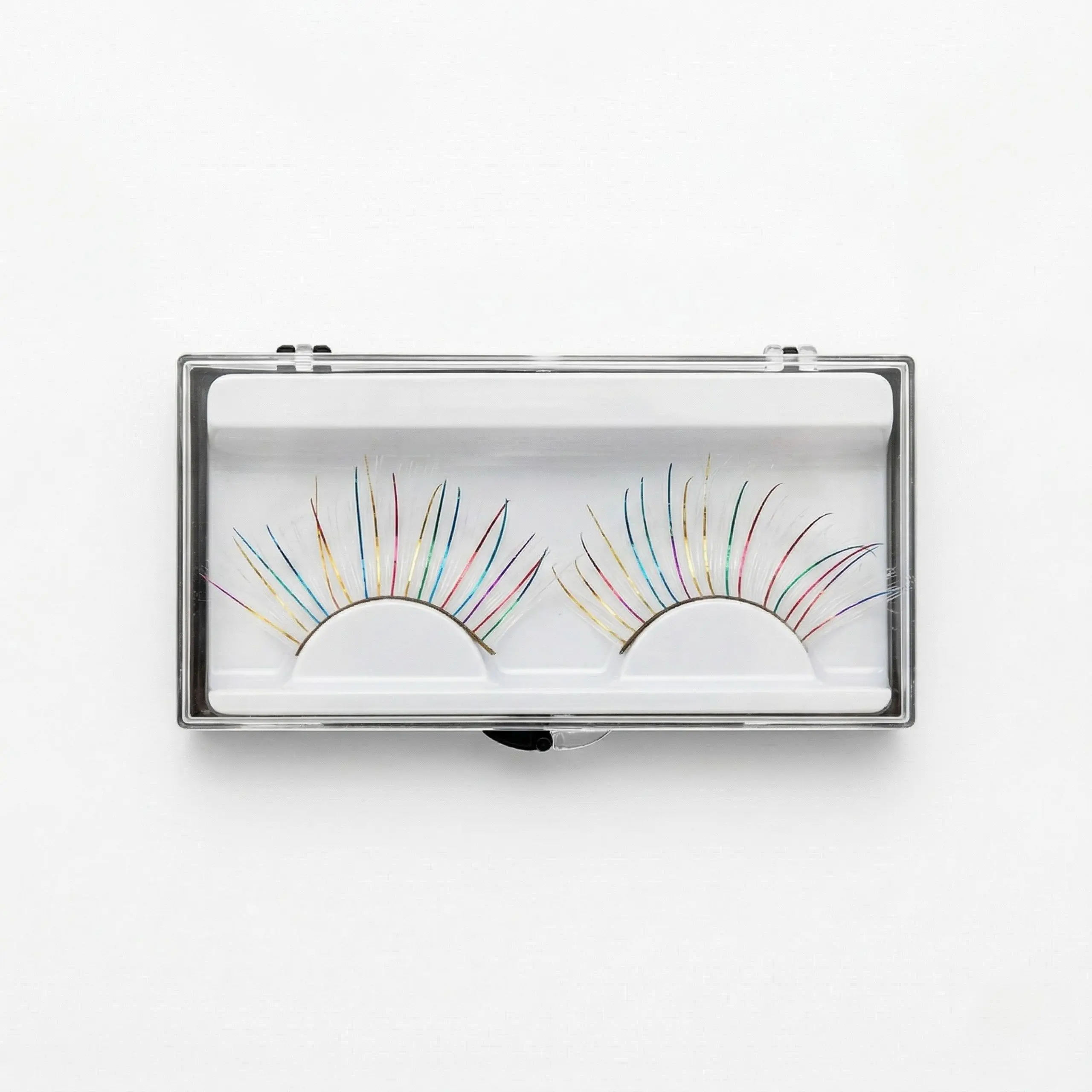 Par de pestañas postizas de colores arcoíris con destellos brillantes en estuche transparente sobre fondo blanco para maquillaje artístico.