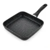 Vista general de sartén grill profesional cuadrada con recubrimiento antiadherente efecto piedra y mango negro ergonómico sobre fondo blanco.