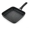 Vista general de sartén grill profesional cuadrada con recubrimiento antiadherente efecto piedra y mango negro ergonómico sobre fondo blanco.
