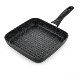 Vista general de sartén grill profesional cuadrada con recubrimiento antiadherente efecto piedra y mango negro ergonómico sobre fondo blanco.