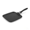 Vista general de sartén grill profesional de aluminio fundido con superficie estriada y mango ergonómico para todo tipo de cocinas.