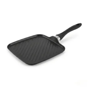 Vista general de sartén grill profesional de aluminio fundido con superficie estriada y mango ergonómico para todo tipo de cocinas.