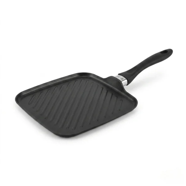 Vista general de sartén grill profesional de aluminio fundido con superficie estriada y mango ergonómico para todo tipo de cocinas.