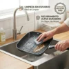 Persona limpiando una sartén grill de 27 cm con tecnología Non-Stick Pro bajo el agua, resaltando su recubrimiento ultra-duradero efecto piedra.