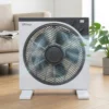 Ventilador DVTech en ambiente moderno Ventilador de caja compacto DVTech funcionando en una sala de estar junto a una planta decorativa.