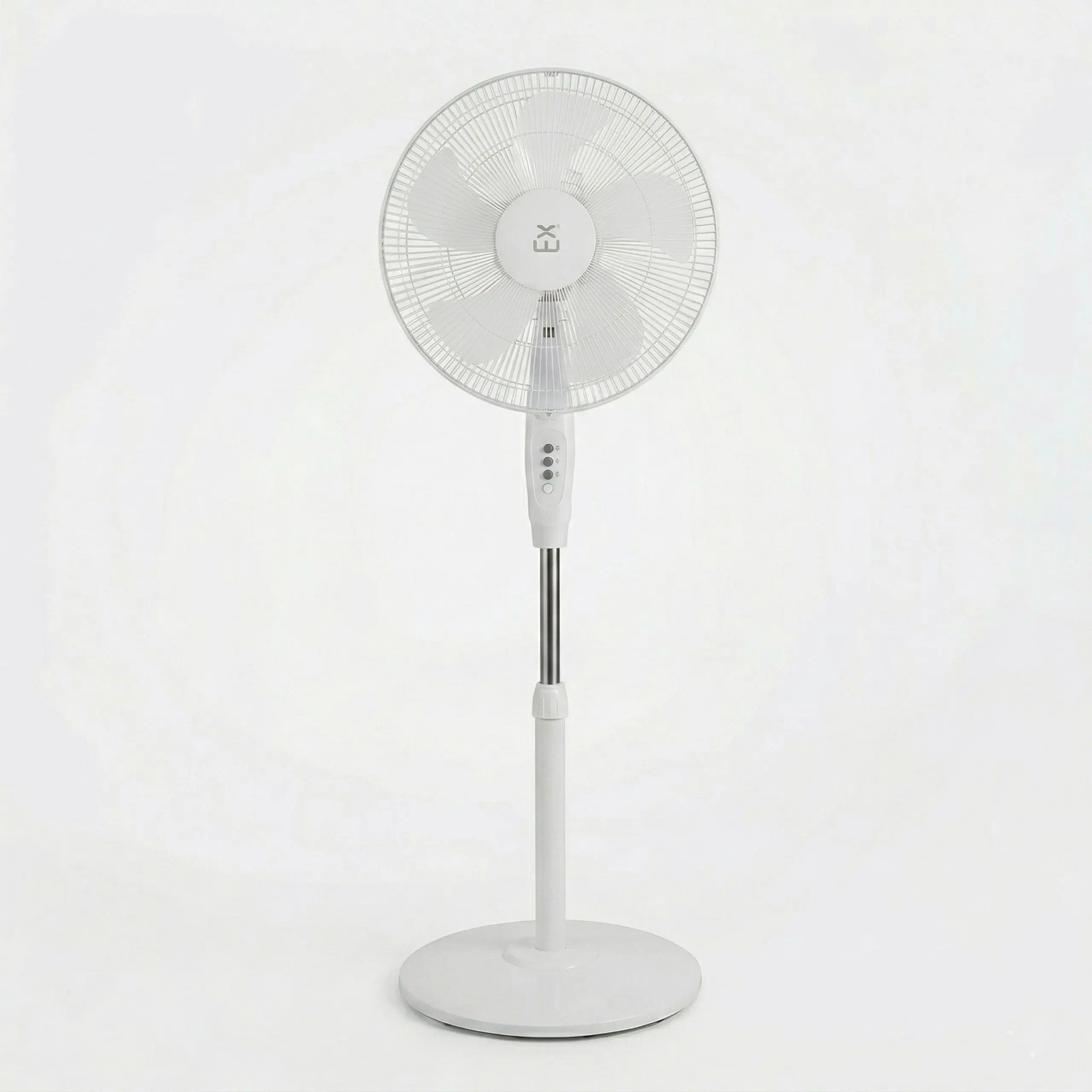 Ventilador NAFS40D-5 PRO de 16 Pulgadas Ventilador de pie blanco de 16 pulgadas con diseño de 5 aspas concentradas y base circular estable, modelo NAFS40D-5 PRO.