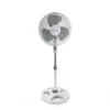 Ventilador de Pie DVTECH Estándar Ventilador de pie blanco marca DVTECH con rejilla de malla fina y base circular estable sobre fondo blanco.