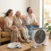 Confort familiar con ventilador DVTech Familia disfrutando del flujo de aire fresco de un ventilador potente en el sofá de su casa.