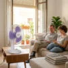 Ventilador de Mesa para el Hogar Ventilador de mesa silencioso en una sala de estar refrescando a una familia, ideal para mejorar la climatización en casa.