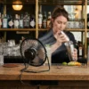 Ventilador Compacto para Uso Comercial Mini ventilador USB de metal en una barra de bar profesional, ideal para espacios compactos y hostelería.