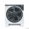 Ventilador de caja DVTech – Vista Frontal Ventilador de piso DVTech de diseño cuadrado color blanco con rejilla de seguridad y 3 velocidades.