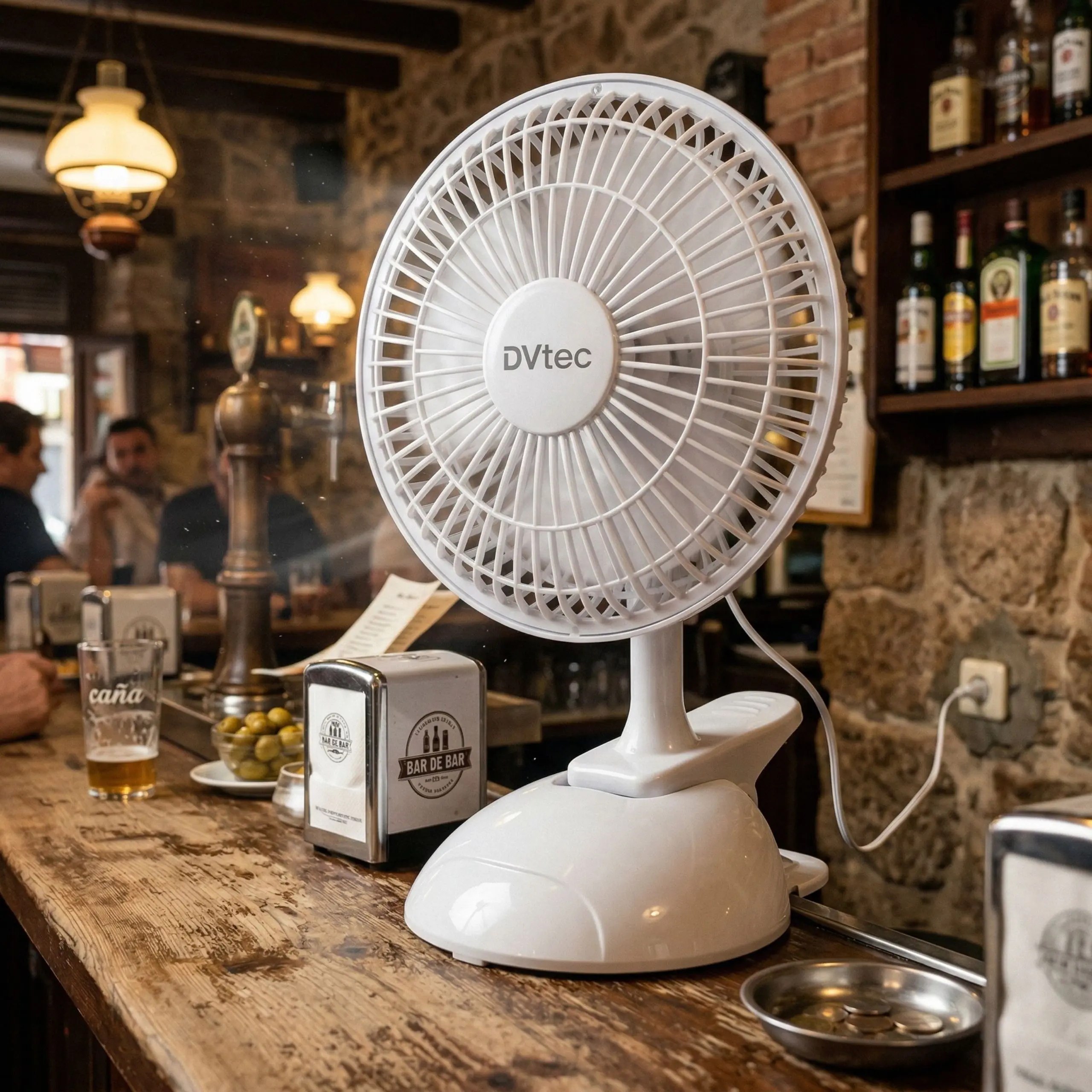 Ventilador Portátil de Base Estable para Negocios Ventilador DVtec con base circular colocado sobre una barra de bar de madera, demostrando su estabilidad y diseño compacto para hostelería.