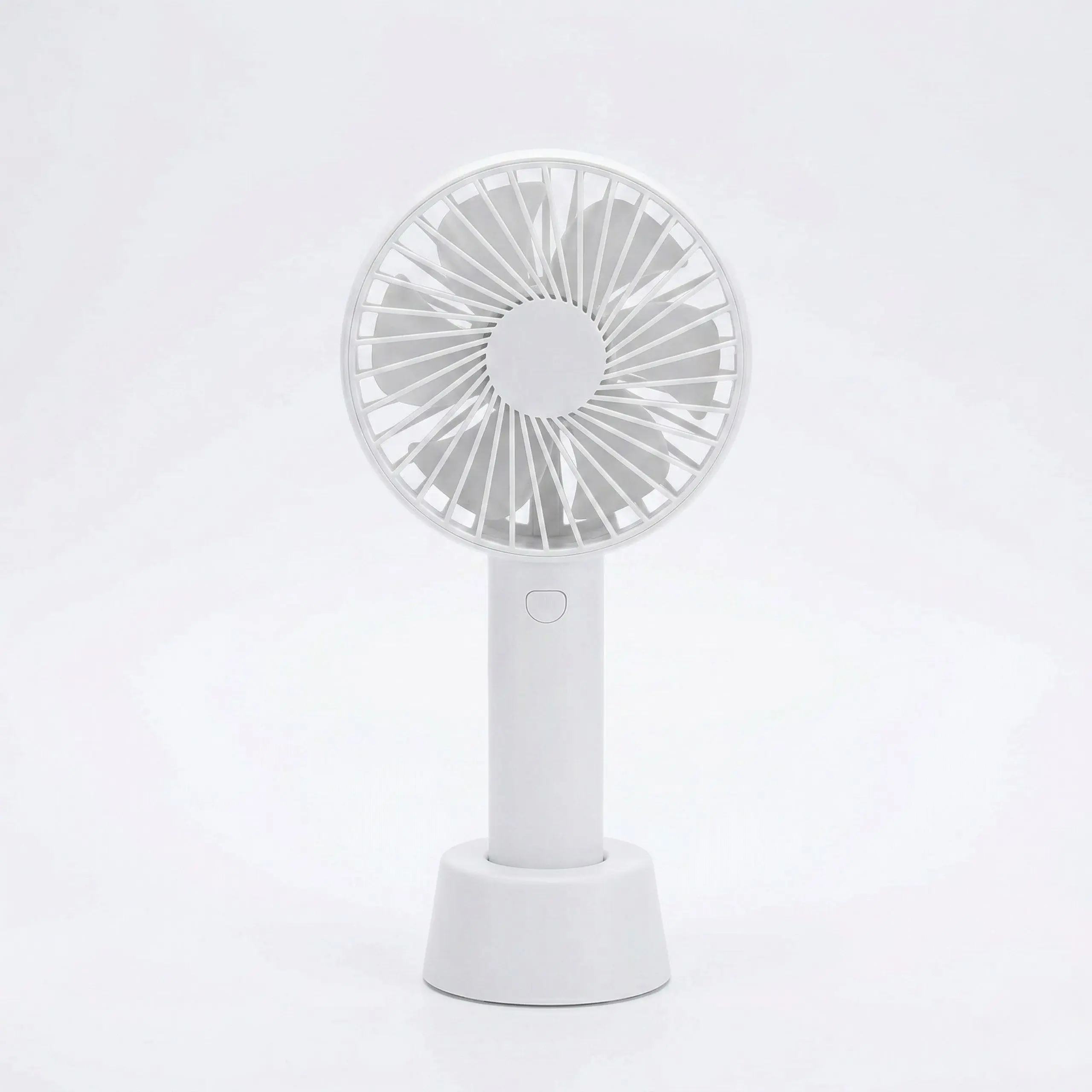 Uso del ventilador portátil en exteriores Grupo de jóvenes usando el ventilador de mano portátil recargable en una calle turística para refrescarse durante el verano.
