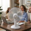 Ventilador de Mesa Seguro para la Familia Ventilador de mesa con rejilla de malla fina de seguridad usado por una familia en el salón, destacando su diseño ligero y silencioso.