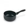 Vista lateral de un cazo de cocina de aluminio antiadherente negro con borde vertedor y mango de baquelita negro aislado sobre fondo blanco, ideal para ficha de producto de tienda online.